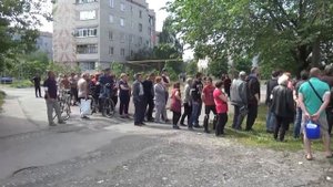 Раздача гуманитарной помощи жителям Красного Лимана