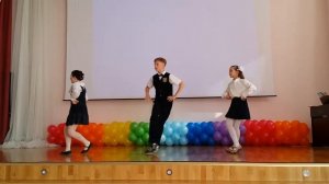 2014 05 26 – Танец «Молодые кузнецы» в школе и в школьной форме