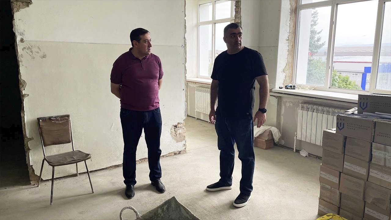 Рустам Калибатов посетил поликлинические отделения районных больниц в Прохладном и в Баксане