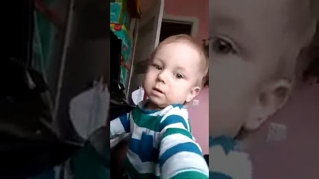Годовалый малыш учит игре на фортепиано.