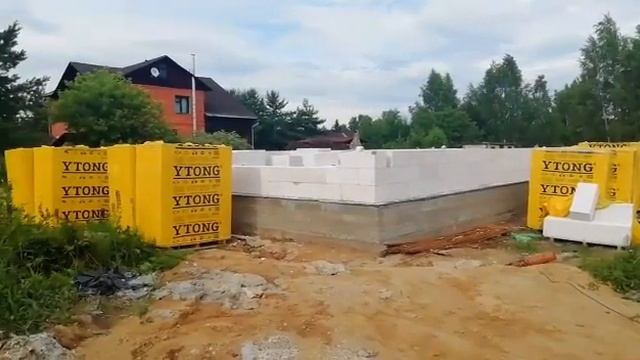 Обзор строительства одноэтажного дома из газобетонных блоков на фундаменте плита. СК ANTONOVDOM смотреть онлайн