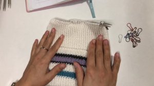 Самая удачная шапка спицами.Шапка с красивой макушкой.Шапка спицами для новичков.