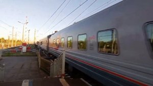 Эп2к 117 с пассажирским поездом 260с Анапа Питер пролетает станцию славянка на скорости 110 км/ч