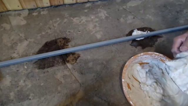 Демонтаж пола на кухне и ремонт стяжки в квартире где живут