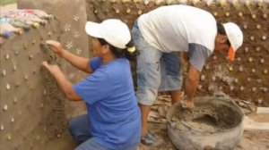 Дом и забор  из пластиковых бутылок