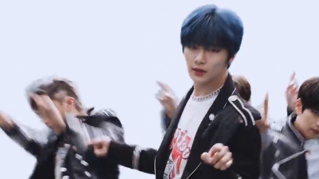 STRAY KIDS