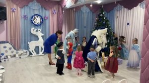 Новогодний утренник «Снеговик в гостях у ребят» в средней группе «Гномики»