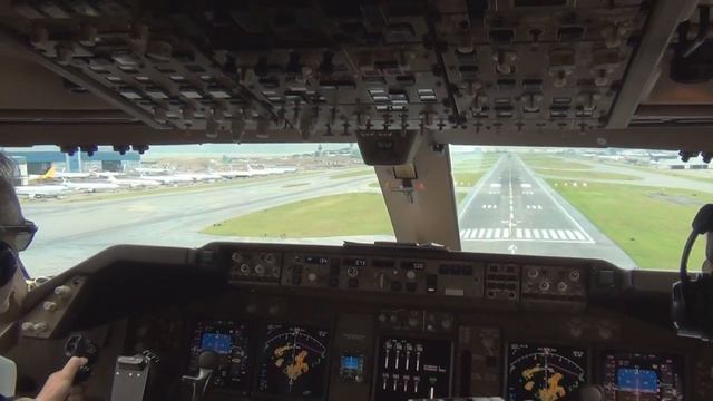 Вид из кабины пилота пассажирского самолета во время захода на посадку в Гонконг Китай смотреть онлайн