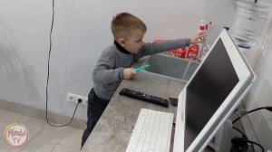 minukiTV Учимся правильно чистить зубки! Федя чистит зубы крокодилу.