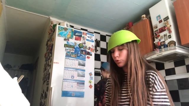 ЛЕРА и ДАРИНА первый раз на  кухне) Готовим блинчики) смотреть онлайн