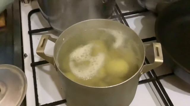Варим картошку, делаем картофельное пюре