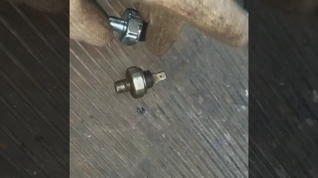 Мазда демио. Замена датчика давления масла. смотреть онлайн