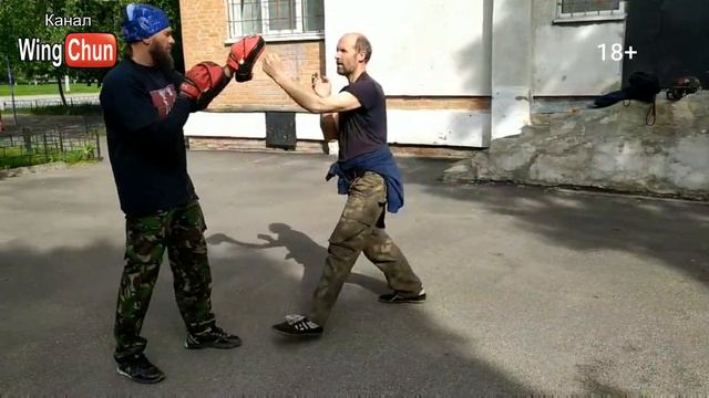 Атака в Вин Чун: удар (наведение моста) ➨ Пак Да