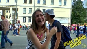 Как легко обняться с девушкой Prank