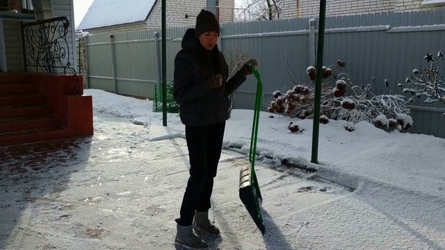 Как быстро, просто и легко убрать снег без лопаты (справится даже девушка, делюсь советом) смотреть онлайн