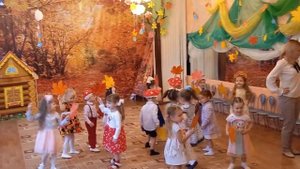 Листики, листики, вот такие листики. Покачайся надо мной мой листочек золотой.