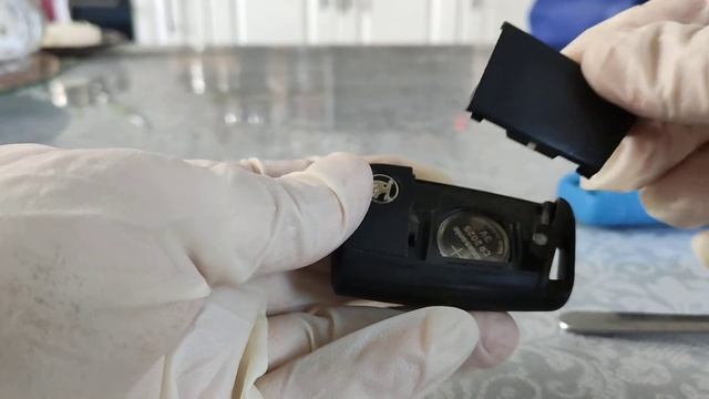 ЗАМЕНА БАТАРЕИ В КЛЮЧЕ ШКОДА РАПИД смотреть онлайн