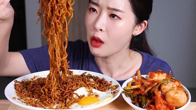 한정판 트러플짜파게티 총각김치 파김치 배추김치 리얼사운드먹방 / Truffle BLACK BEAN NOODLES Kimchi Mukbang Eating Show チャパゲティ смотреть онлайн