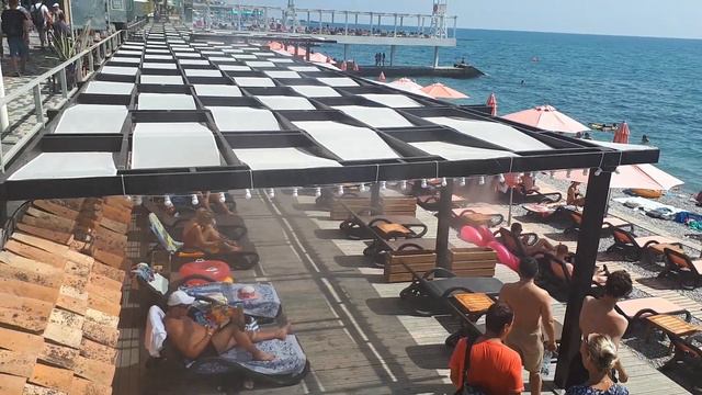 КРЫМ ЯЛТА МАССАНДРОВСКИЙ ПЛЯЖ В КОНЦЕ ЛЕТА,АВГУСТ.ОТДЫХАЮЩИХ ЛЮДЕЙ ПОЛНО.КРЫМ 2021