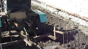 Пахота самодельным трактором с двигателем ЗиД