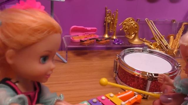 Backstage ! Elsa & Anna are playing musical instruments - Barbie dolls