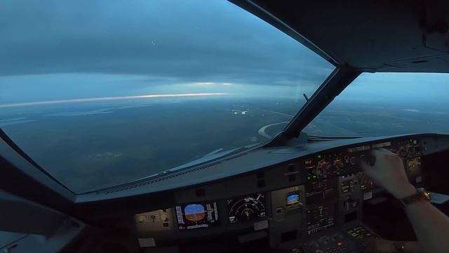 О чём говорят пилоты в кабине самолёта⁉️ смотреть онлайн