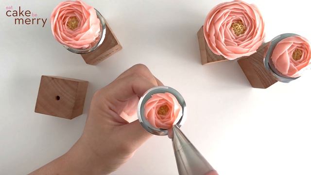 How to Pipe a Light Pink Buttercream Ranunculus смотреть онлайн