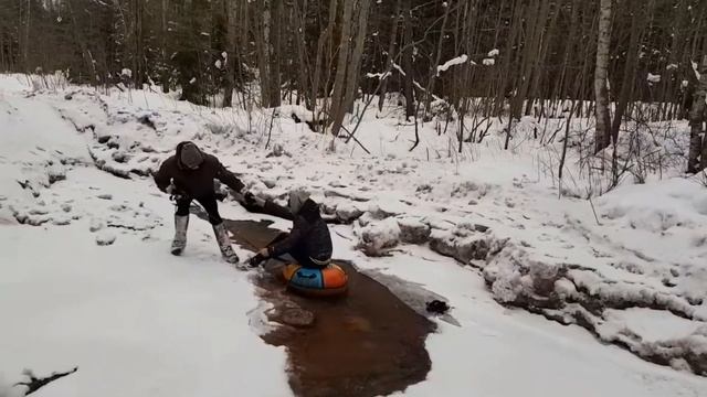 На ватрушке за мотоциклом / Studded Motobike $ Snow Tube смотреть онлайн
