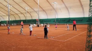 Детская тренировка по большому теннису