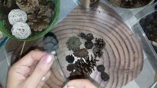 Осенний букет из шишек.  Поделки на осеннюю тему. смотреть онлайн