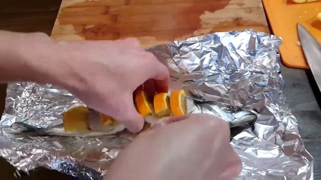 Самая вкусная, сочная скумбрия с апельсинами, запеченная в духовке. смотреть онлайн