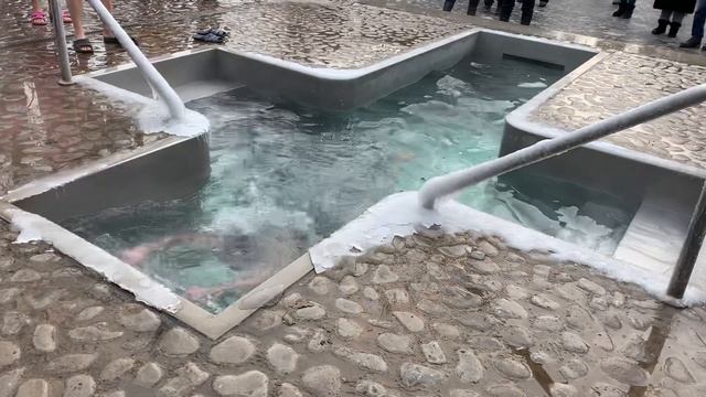 КУПАНИЕ ЗИМОЙ В ПРОРУБИ НА КРЕЩЕНИЕ ДЕВУШКИ И ПАРНИ САРЖИН ЯР ХАРЬКОВ 2021 ICE BATH смотреть онлайн