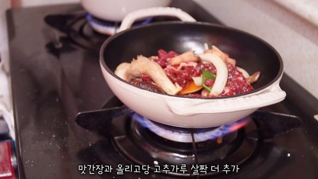 ENG)?주물냄비로 요리하기 닭꼬치덮밥 스테이스솥밥 소고기미역국 두부조림 불고기 오므라이스 닭강정 떡볶이 신선설롱탕 요리브이로그 집밥브이로그 자취브이로그