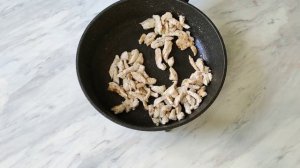 Сытный и вкусный салат "Жар птица" с куриным филе, опятами и корейской морковкой.