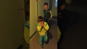тащит мальчик открытку
