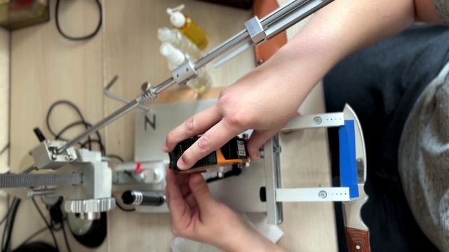 Выставление угла заточки с помощью говорящего угломера-рулетки на заточном устройстве Zag Max Plus смотреть онлайн