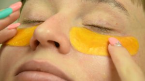 Разглаживают морщины вокруг глаз, снимают отеки и придают коже упругость. Домашние патчи под глаза