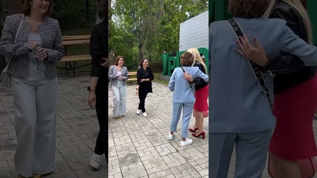 Посмотрите, как выпускники 2003 года радуются встрече друг с другом☺️♥️