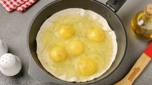 Яичница с помидором и сыром в лаваше на сковороде