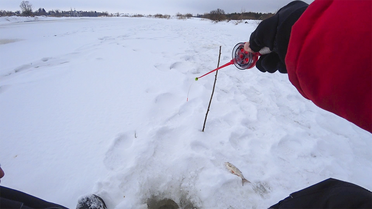 ВЕСЬ окунь на малой реке В ТРАВЕ ? Рыбалка на безмотылку зимой в 2022