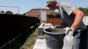 Кладка стены с пескобетонных блоков.