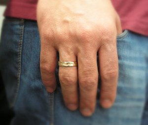 Коли женат, кольцо ты не теряй, а если уж посеял, умей перед супругой оправдаться, а  иначе...