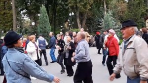 А ТЫ СТОИШЬ НА БЕРЕГУ В СИНЕМ ПЛАТЬЕ