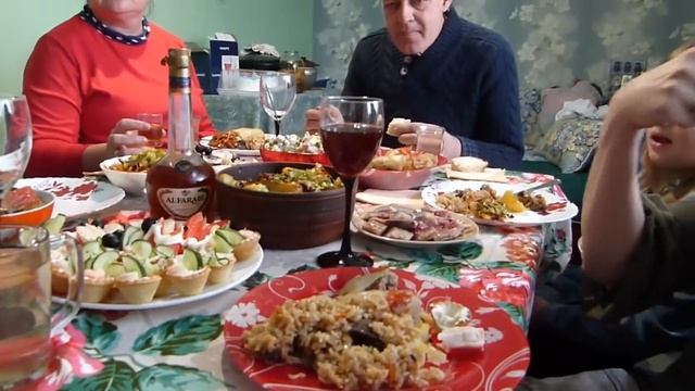 ГУЛЯНКА ПО ДЕРЕВЕНСКИ! ОТМЕЧАЕМ СРАЗУ 3 ПРАЗДНИКА! ЗАСТОЛЬЕ! смотреть онлайн