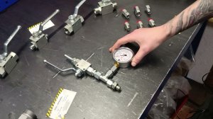 Проверка давления насосного агрегата манометром. Сборка и комплектующие к измерительному узлу