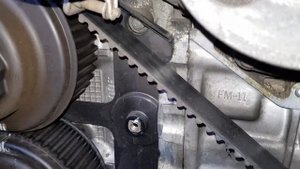Масляные пятна под крышкой ГРМ Субару ej205