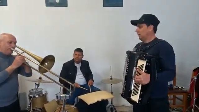 Fatmir Këmbaci - Besame Mucho ft Albi Kadëna (Fizarmonikë) смотреть онлайн