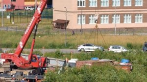 Автокран будет переставлять контейнер