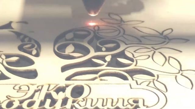 Залипательное видео работы лазерного гравера. изготовление фирменного брелока на заказ. смотреть онлайн