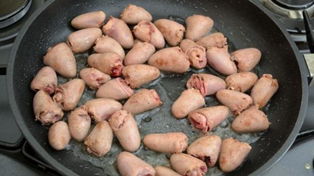 Тушеные куриные сердечки